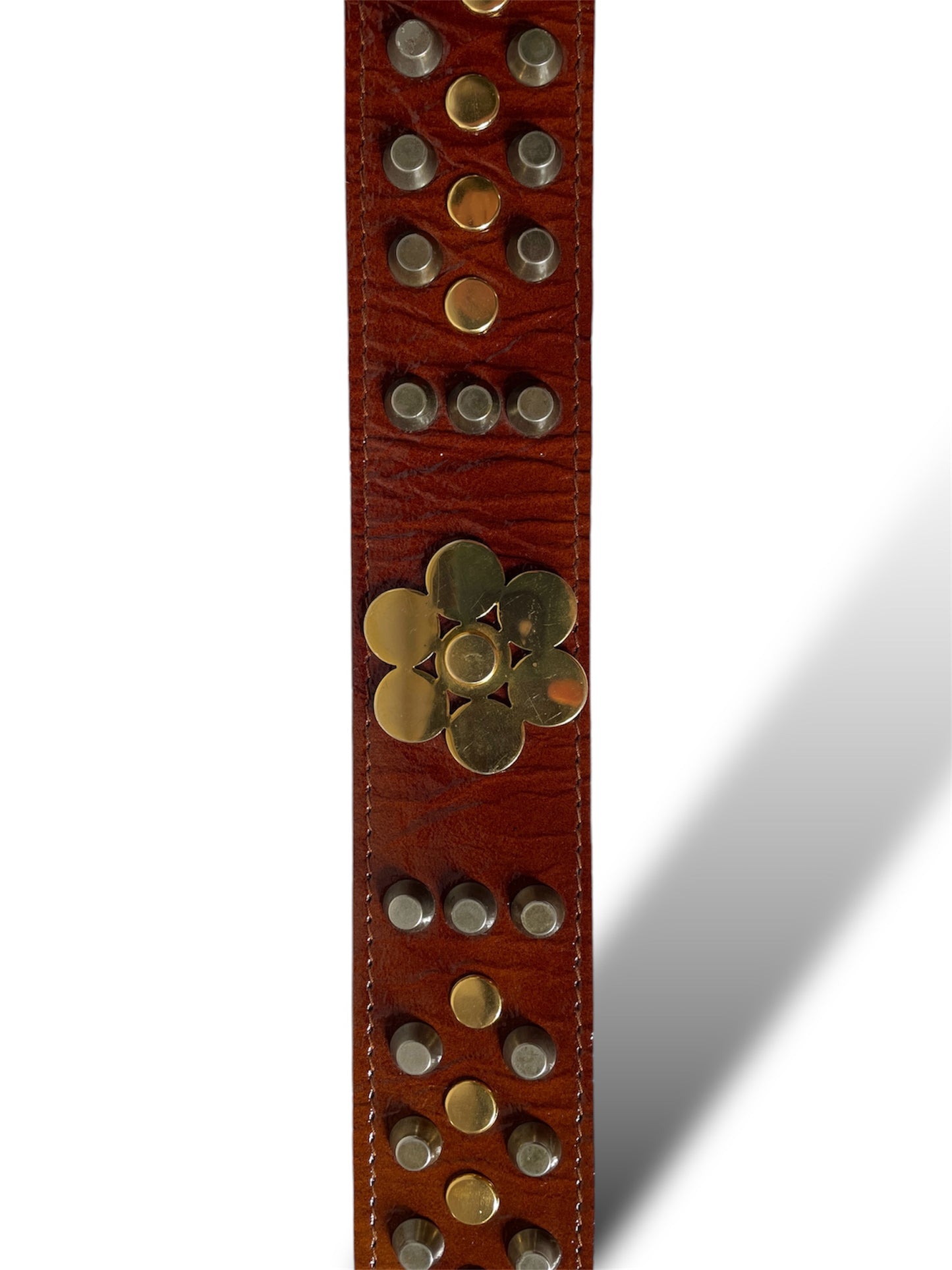 Ceinture marron verni à clous dorés et argentés