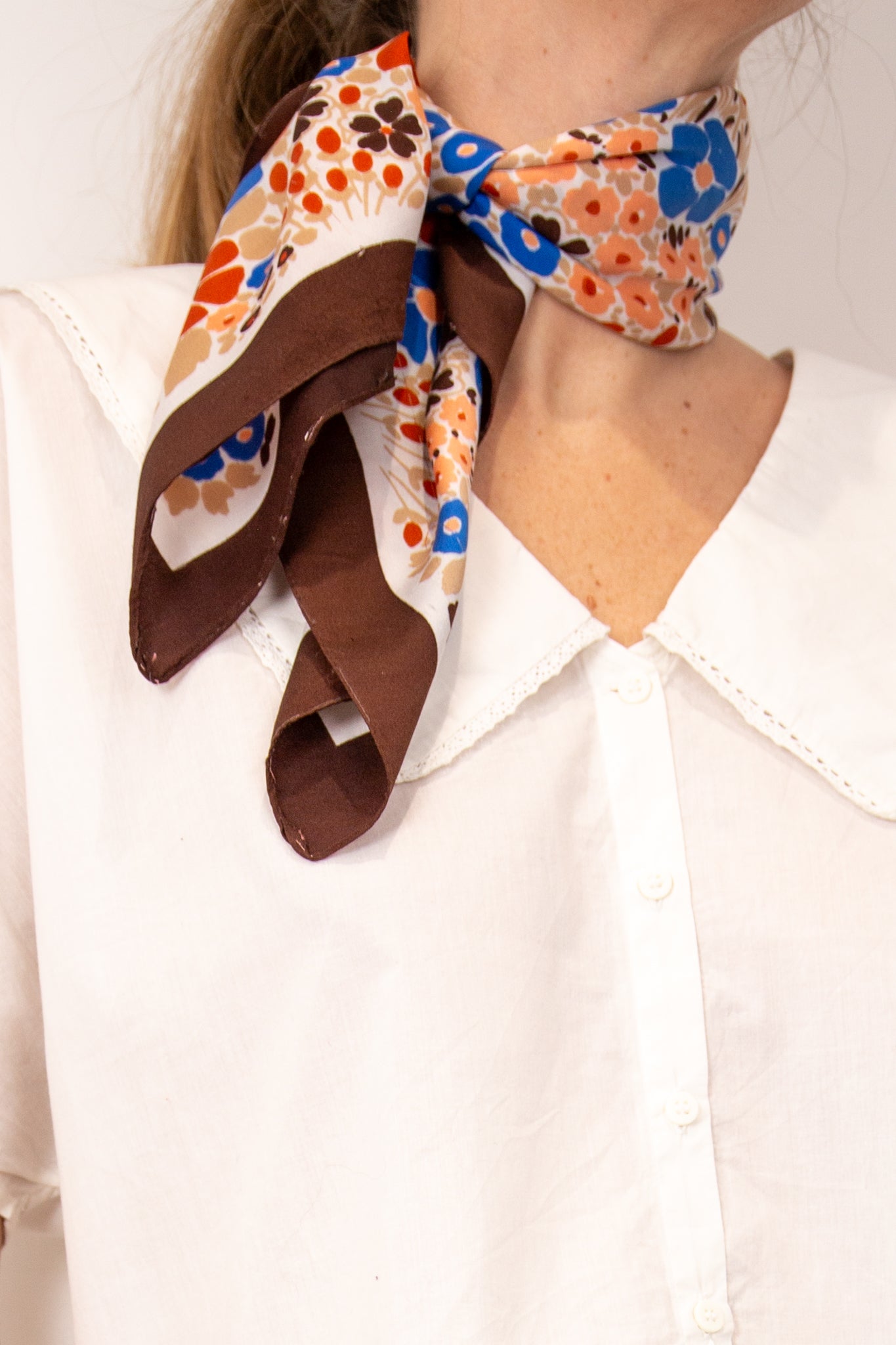 Petit foulard à fleurs