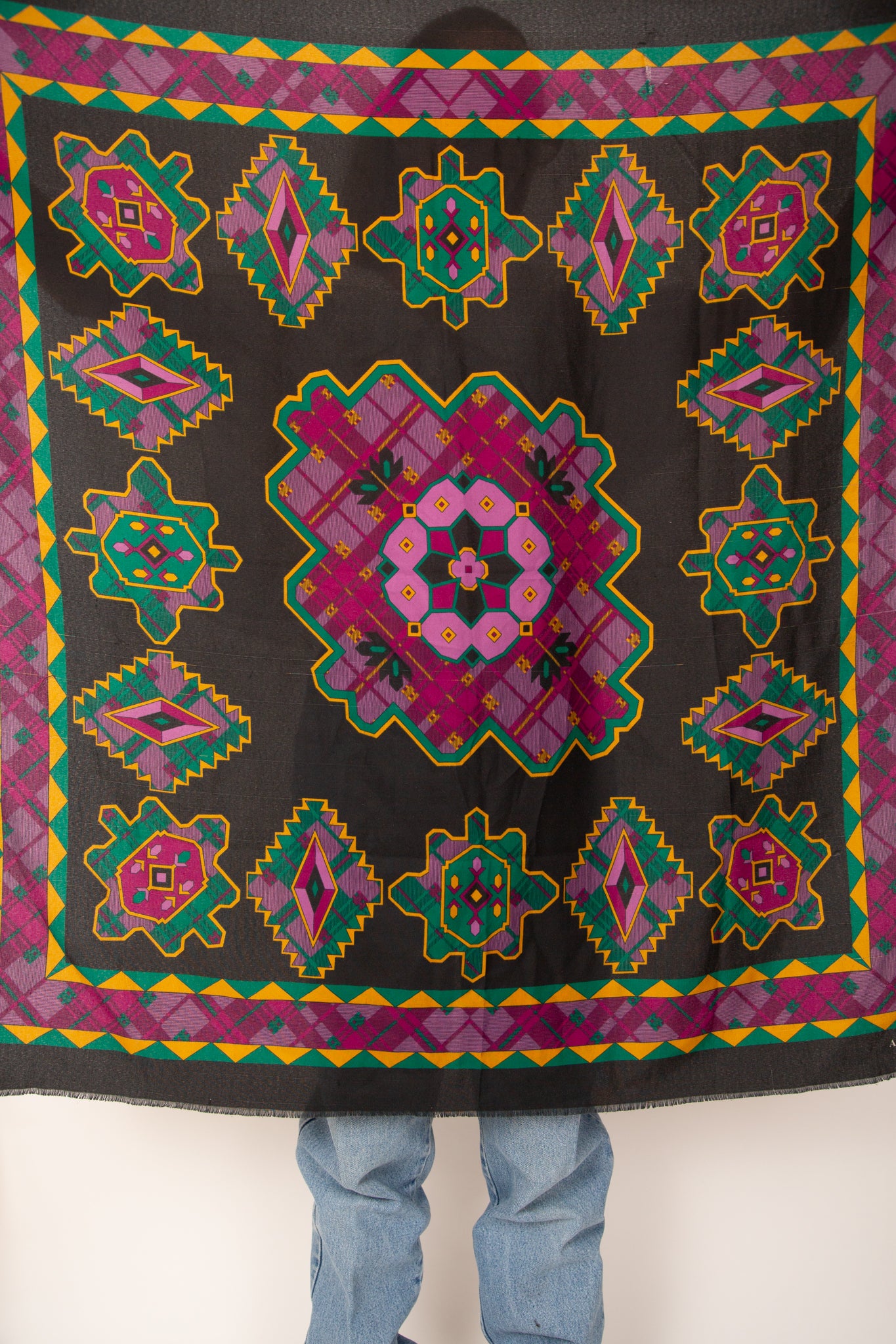 Foulard noir, violet, vert et jaune