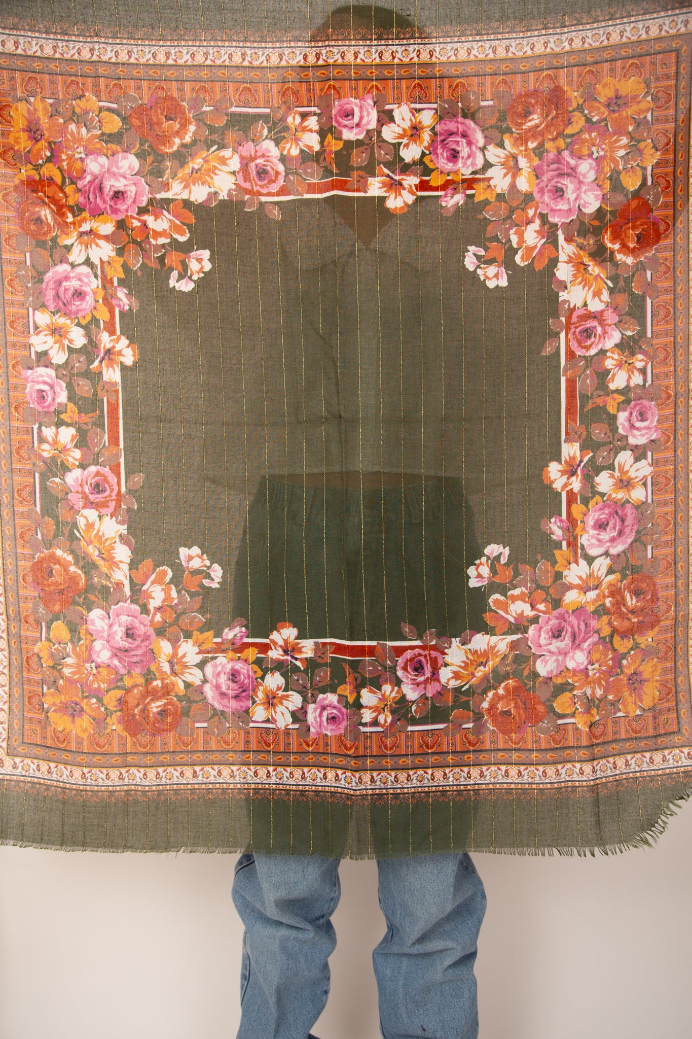 Foulard fleuri à rayures dorées