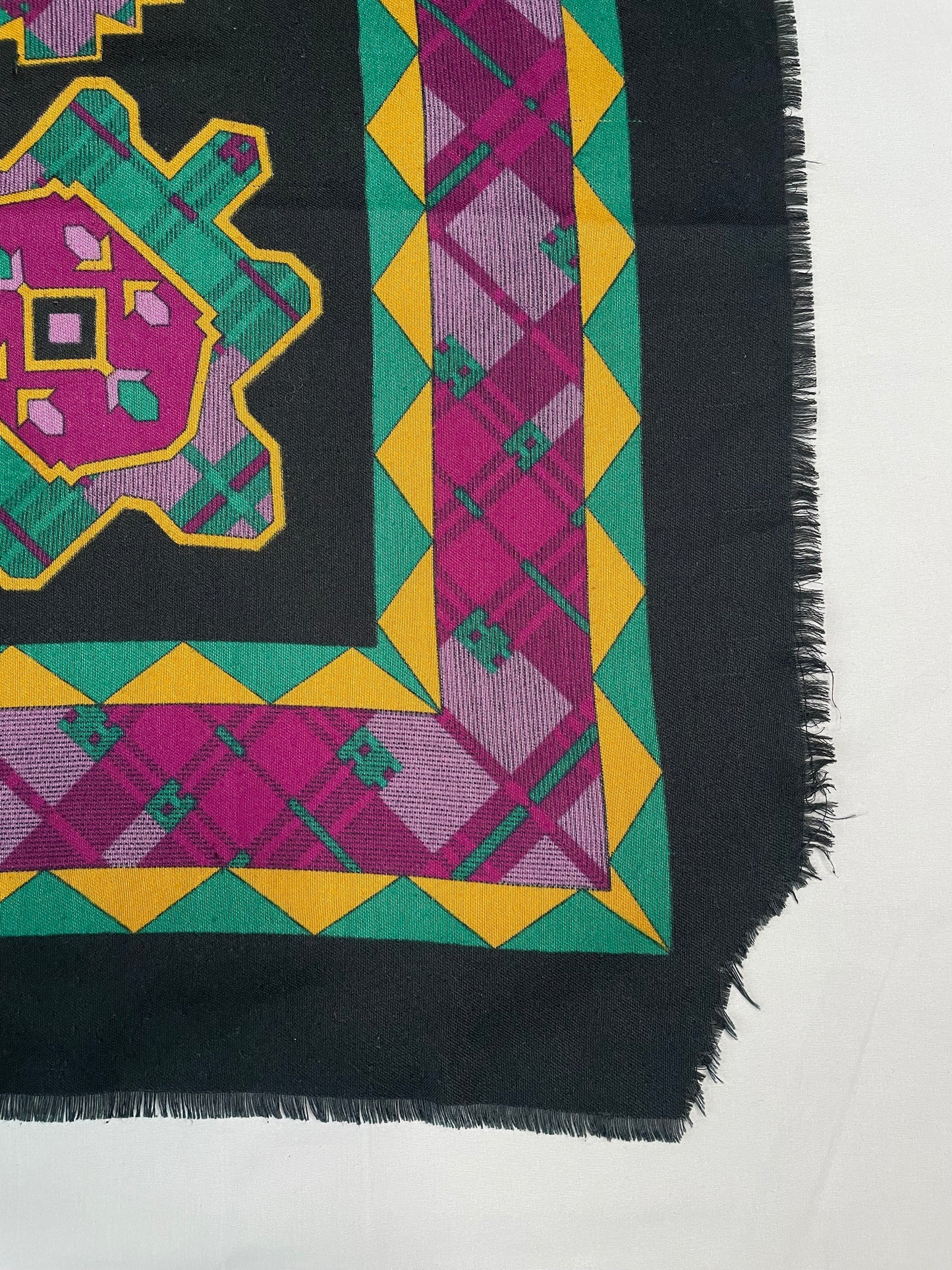 Foulard noir, violet, vert et jaune