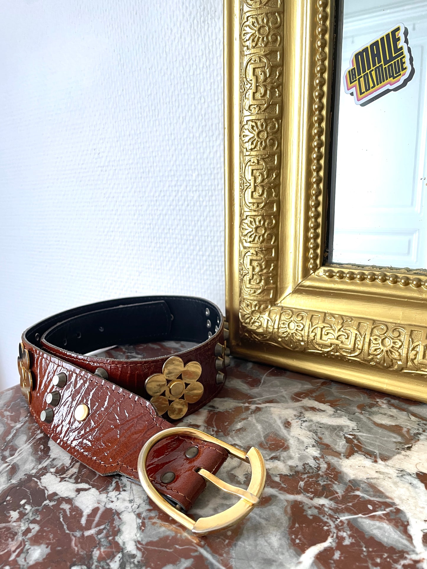 Ceinture marron verni à clous dorés et argentés