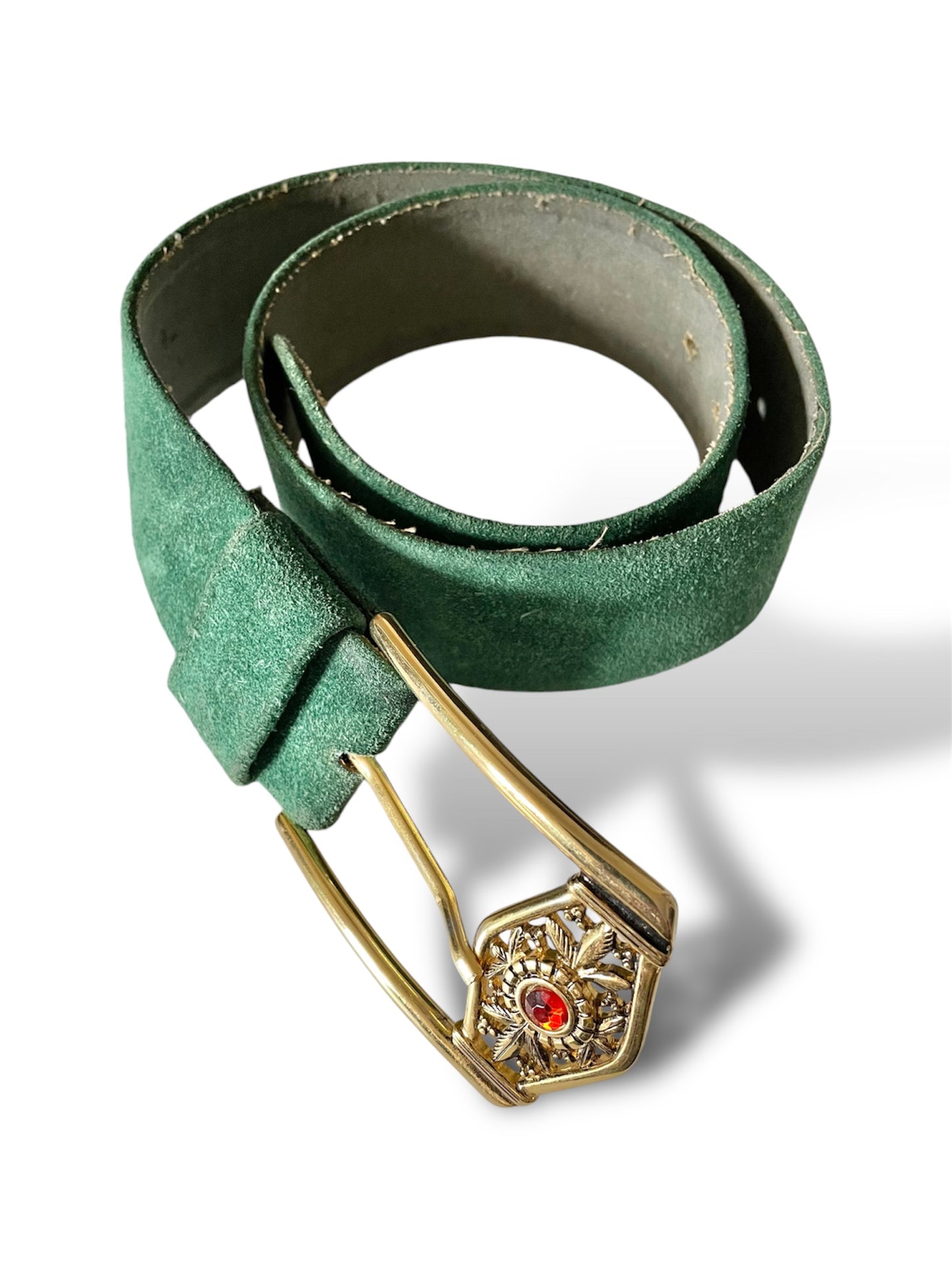 Ceinture en cuir velours vert à boucle dorée et brillant rouge