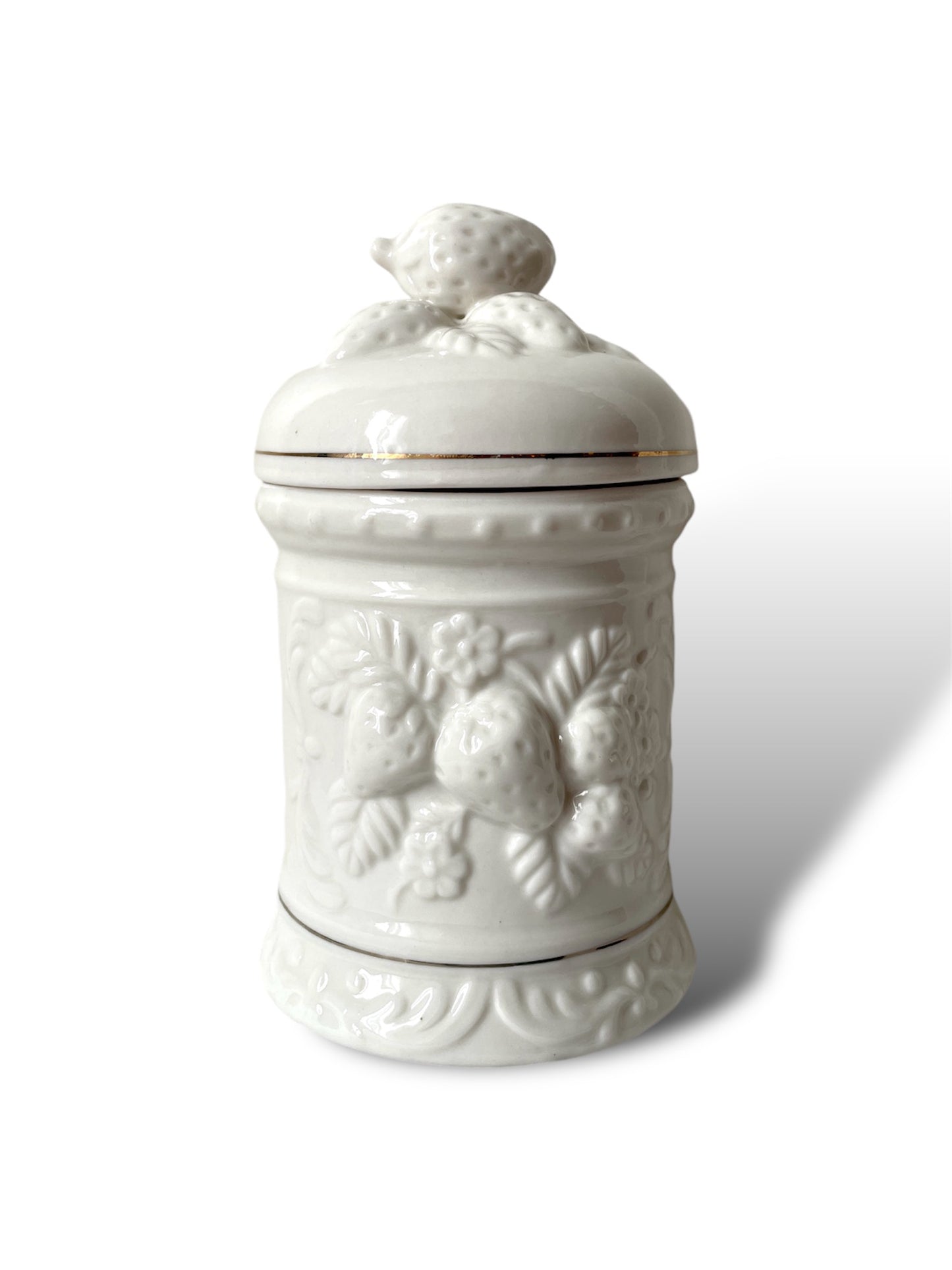 Pot blanc avec fraises en relief