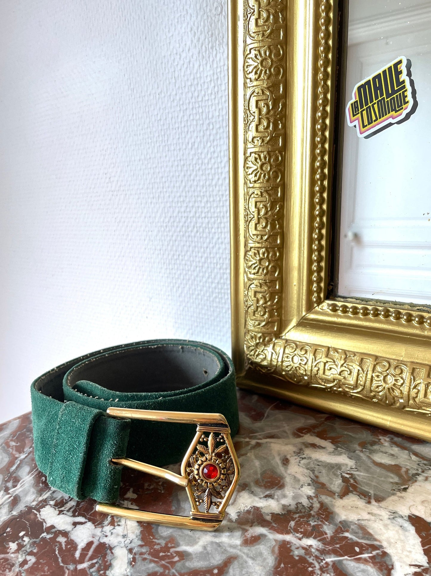 Ceinture en cuir velours vert à boucle dorée et brillant rouge