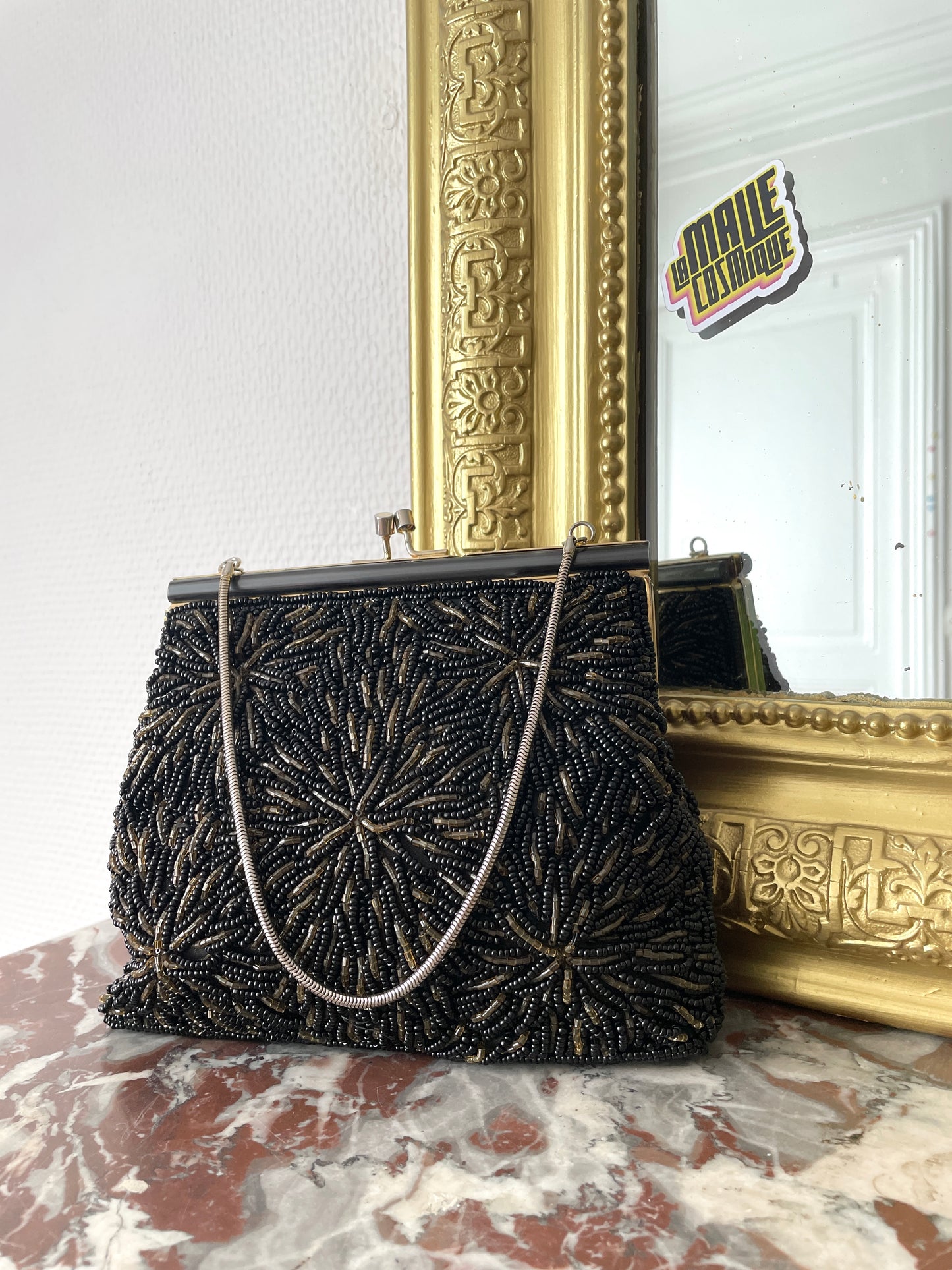 Minaudière à perles noires et dorées