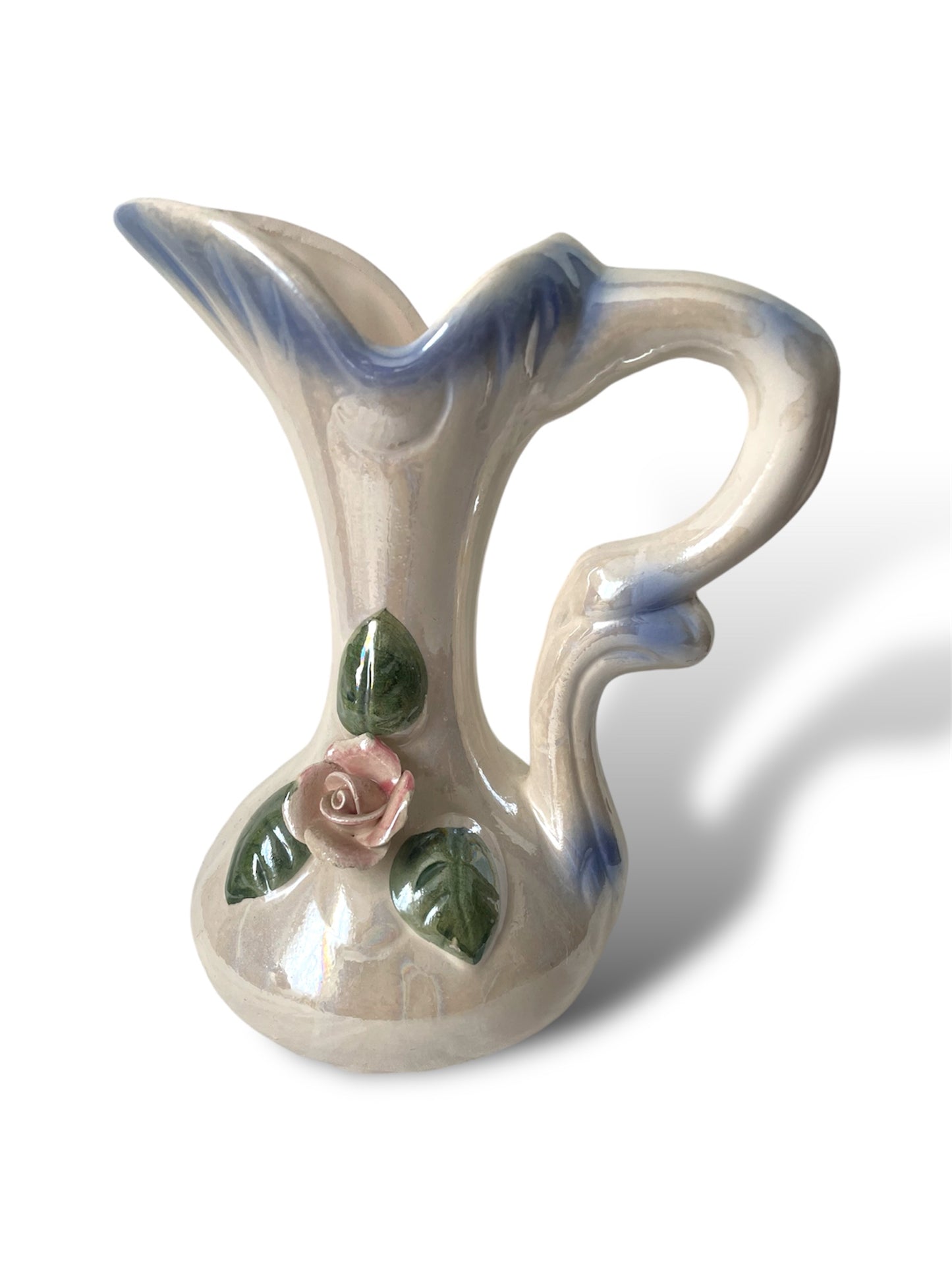 Petit pichet avec rose en relief irisé