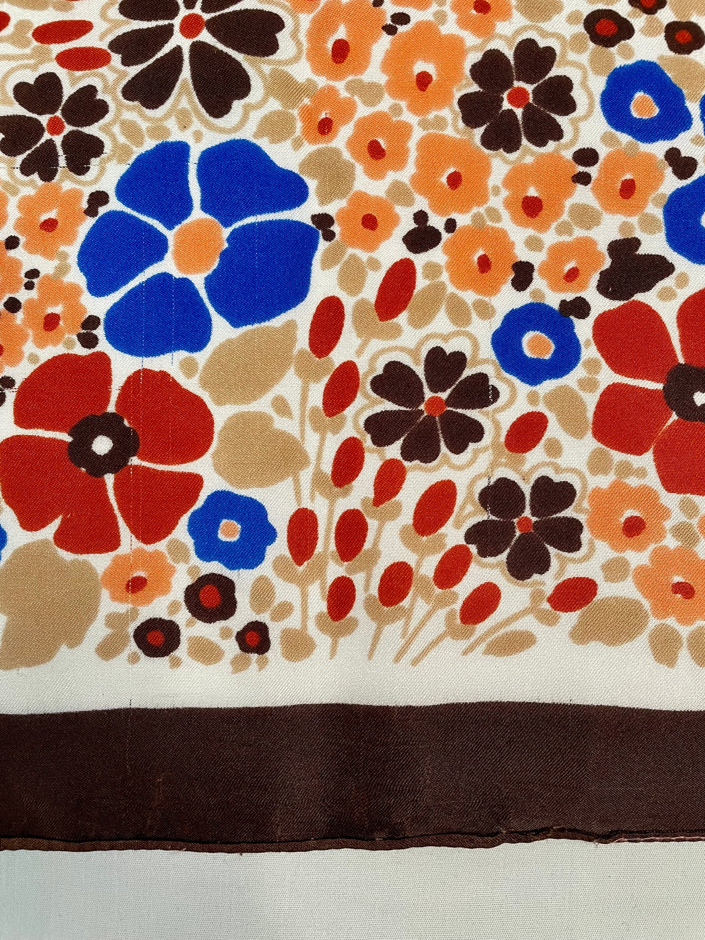 Petit foulard à fleurs
