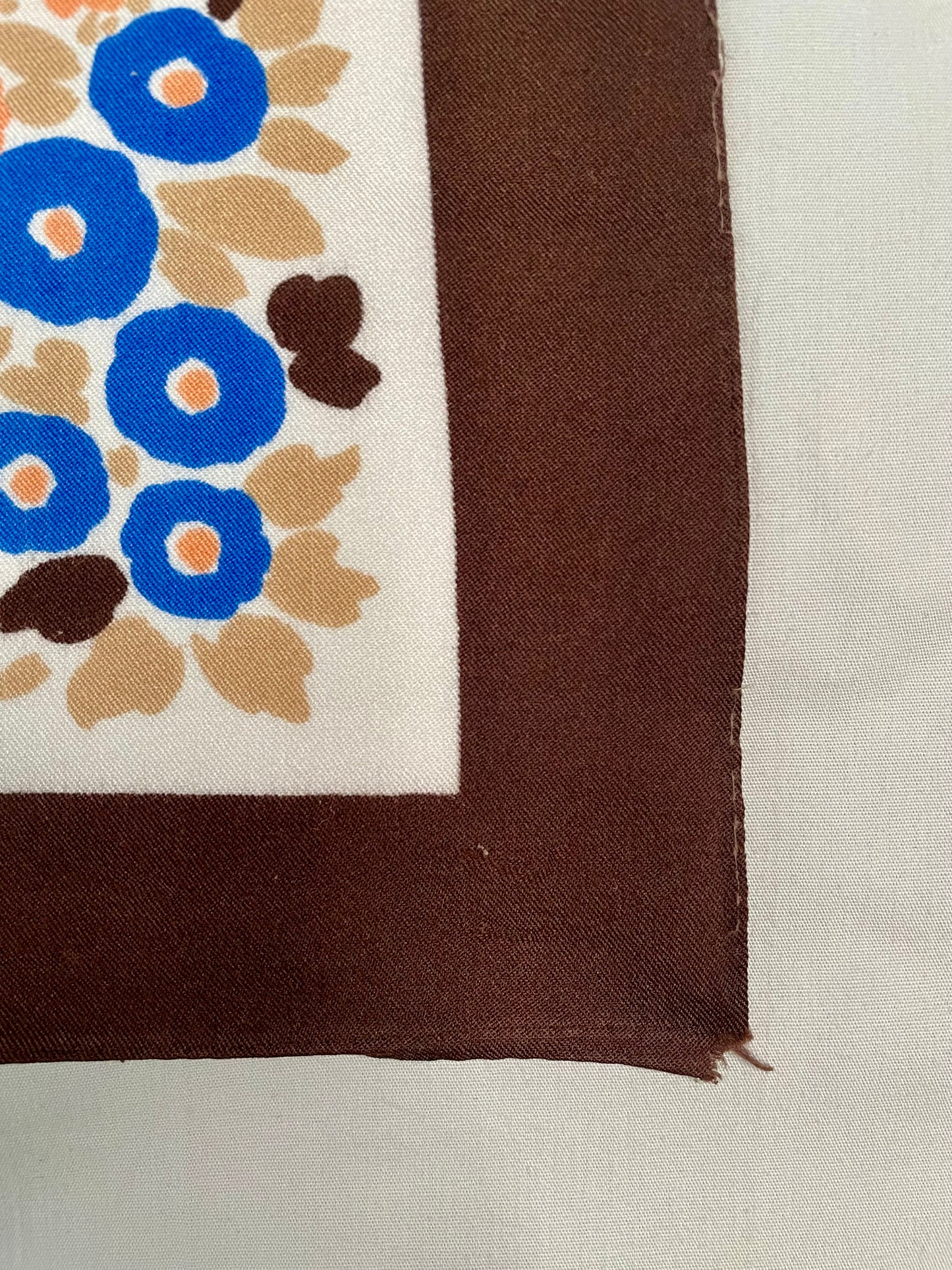 Petit foulard à fleurs