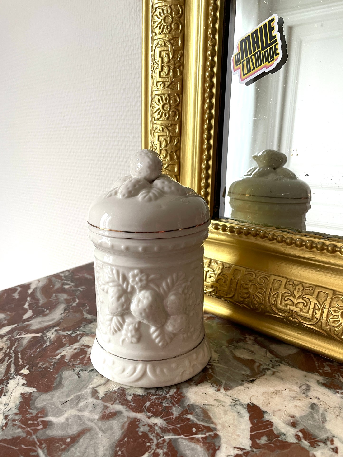 Pot blanc avec fraises en relief