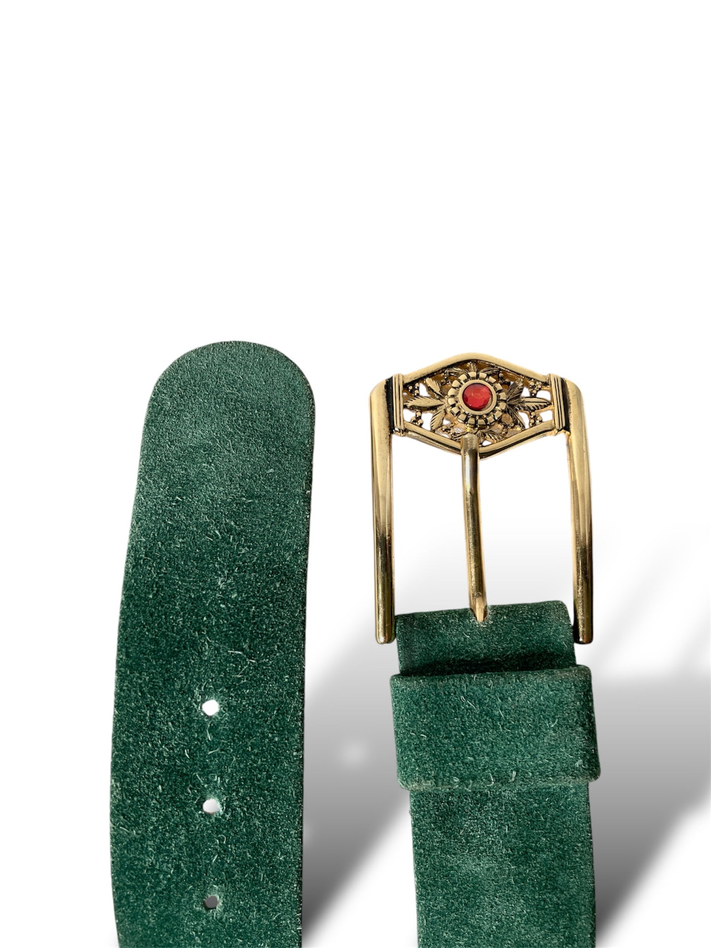 Ceinture en cuir velours vert à boucle dorée et brillant rouge