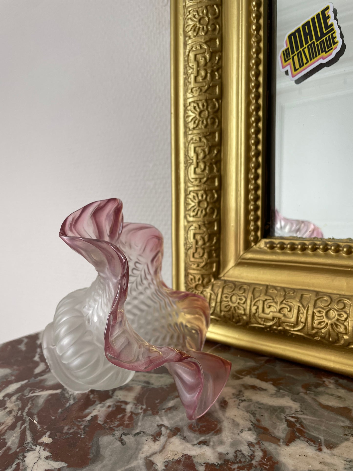 Abat-jour tulipe en verre à bord mauve
