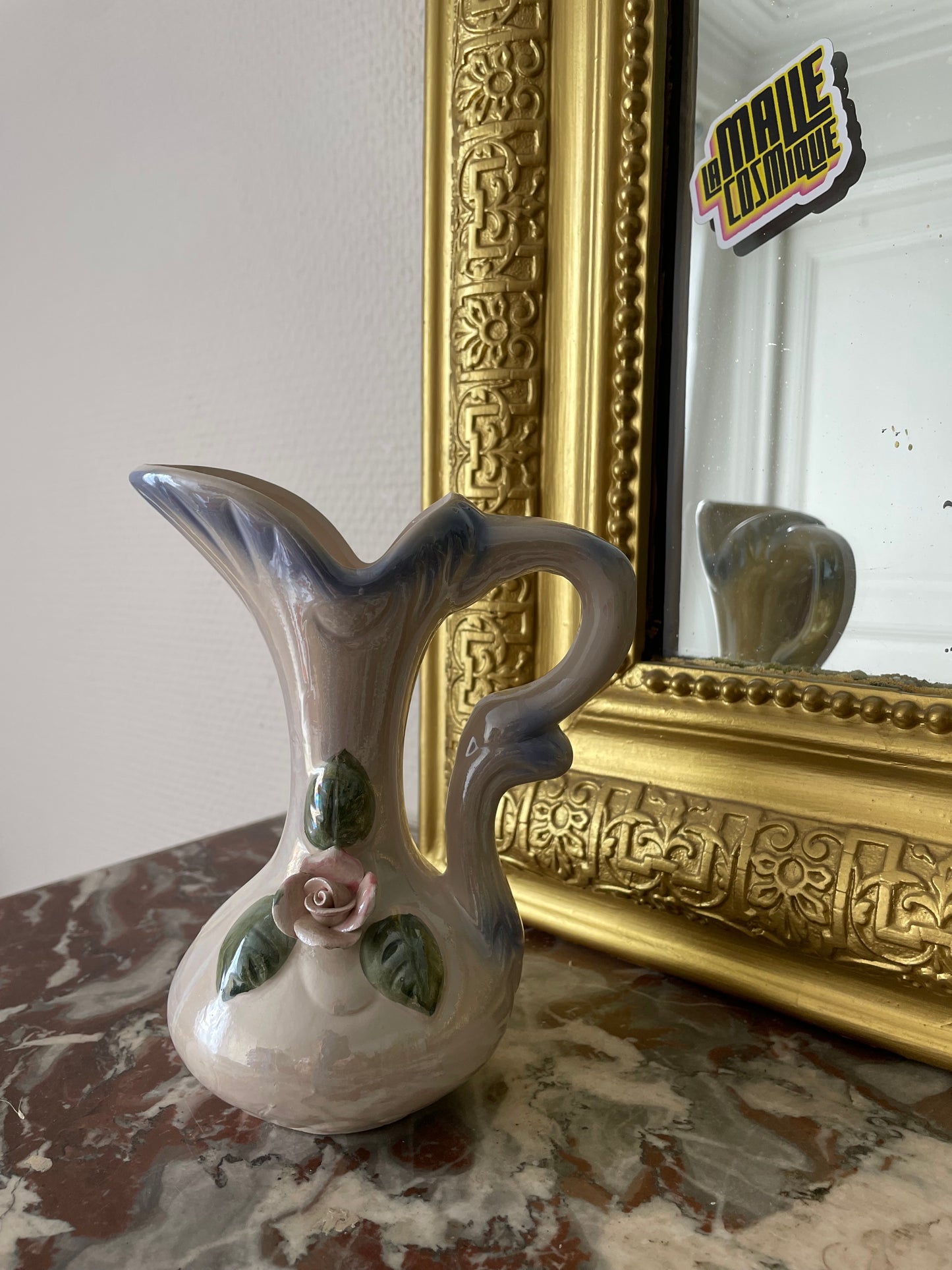 Petit pichet avec rose en relief irisé