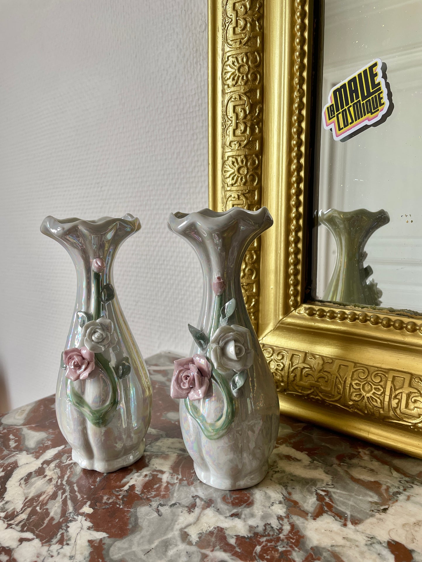 Paire de soliflores avec rose en relief