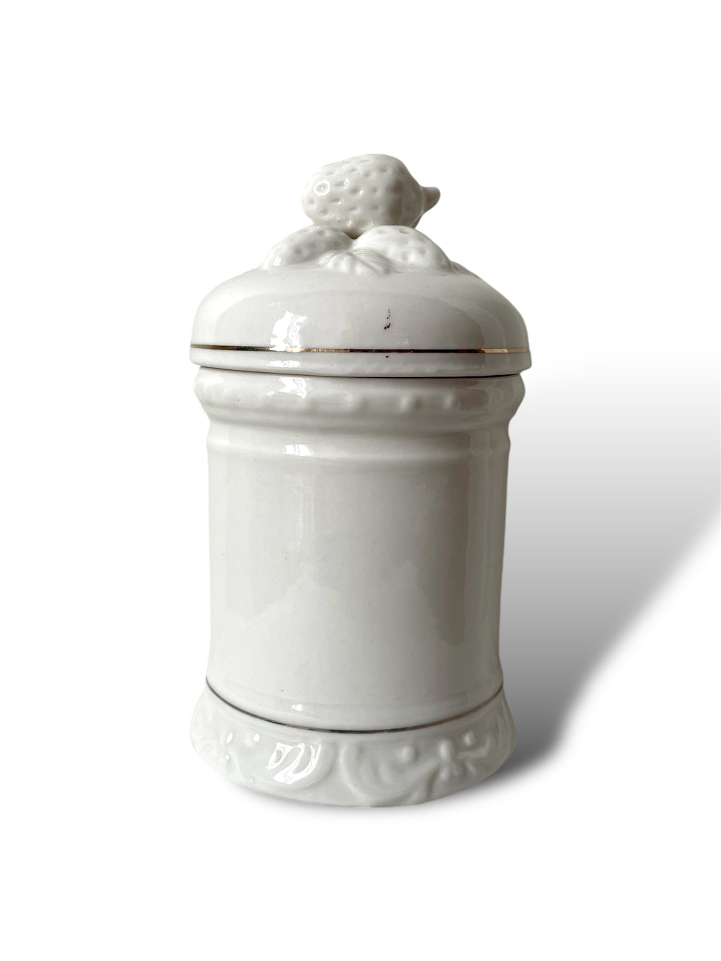 Pot blanc avec fraises en relief