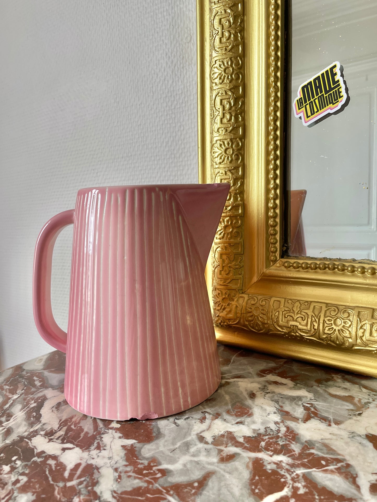 Pichet en céramique rose rayé