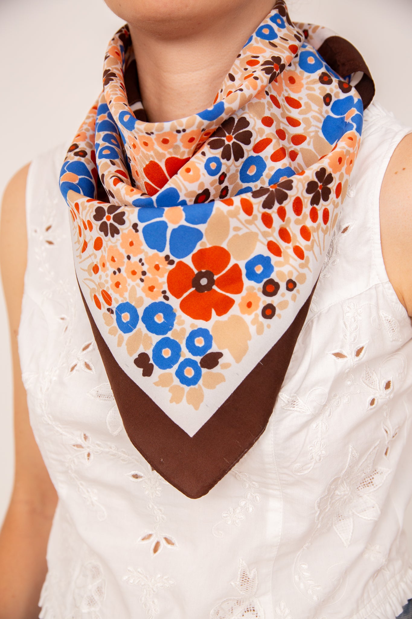 Petit foulard à fleurs