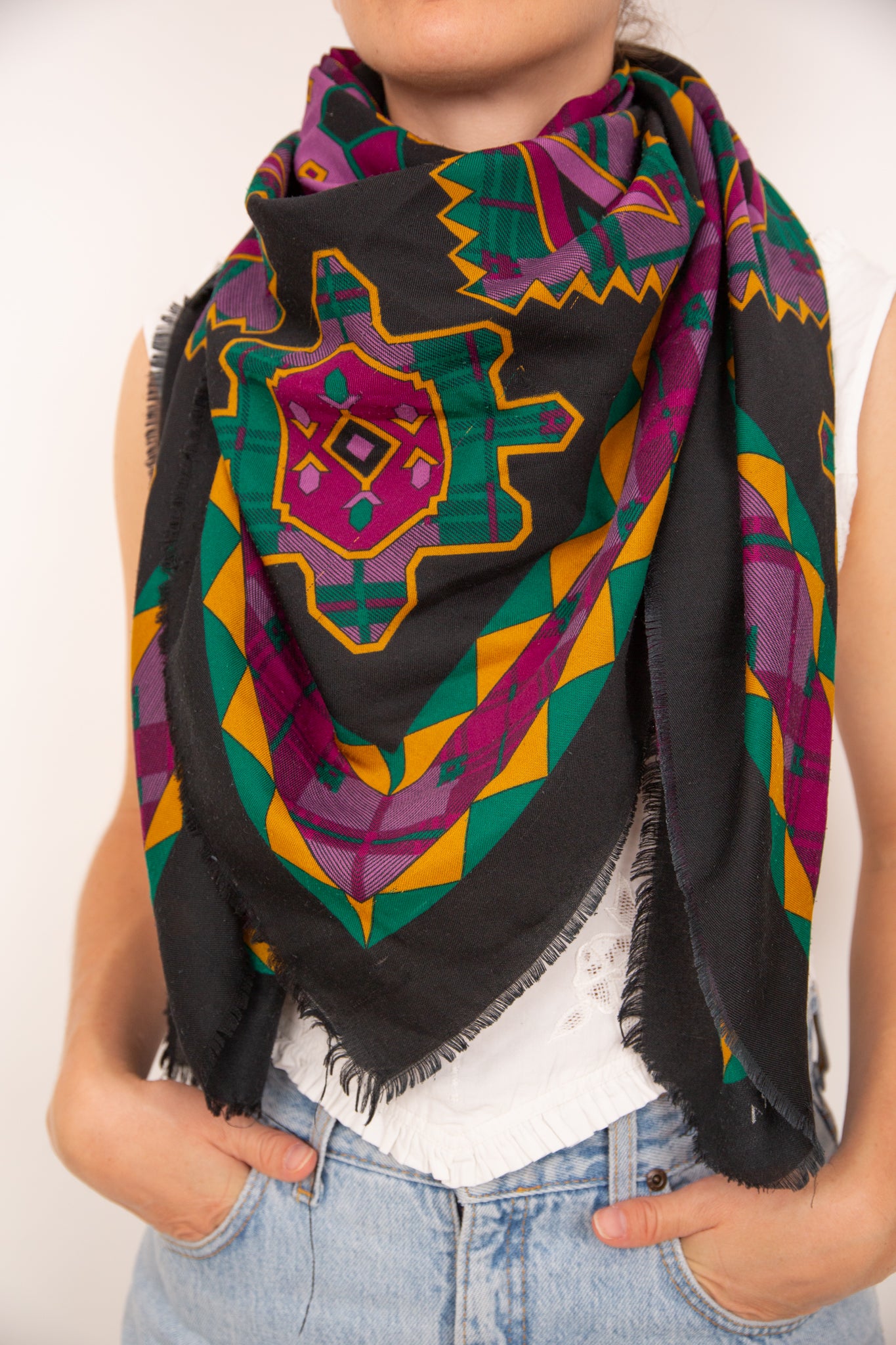 Foulard noir, violet, vert et jaune