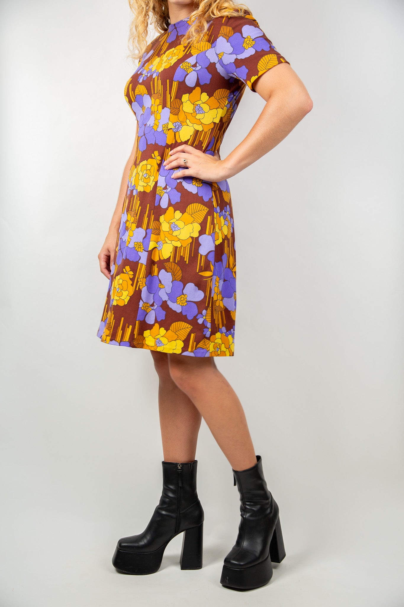 Robe marron à fleurs mauves et oranges 40