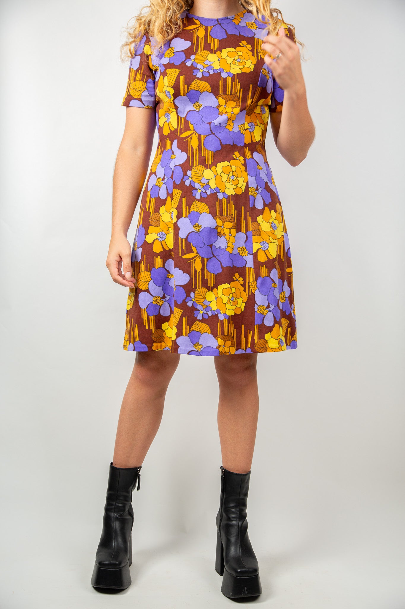Robe marron à fleurs mauves et oranges 40