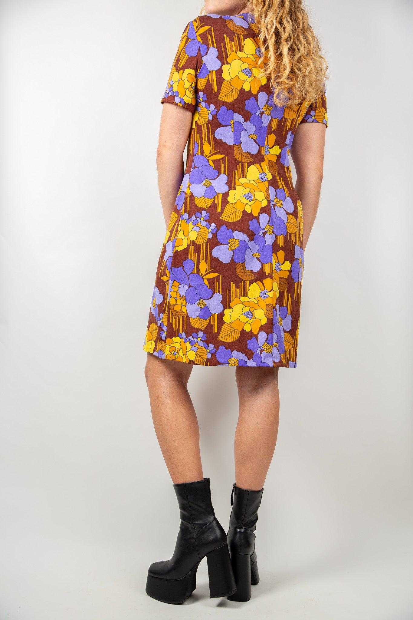 Robe marron à fleurs mauves et oranges 40