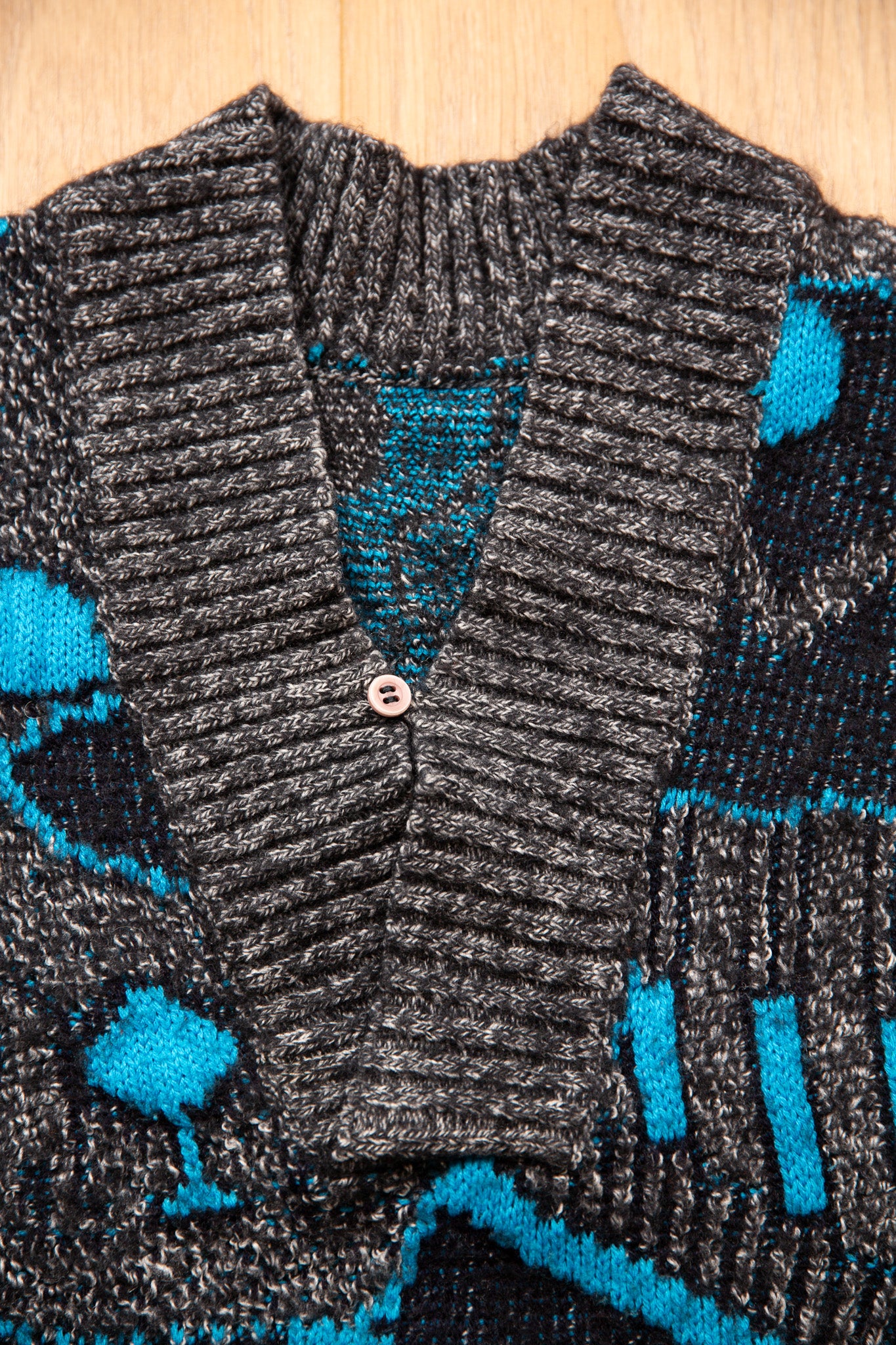 Pull col châle gris noir et turquoise 38