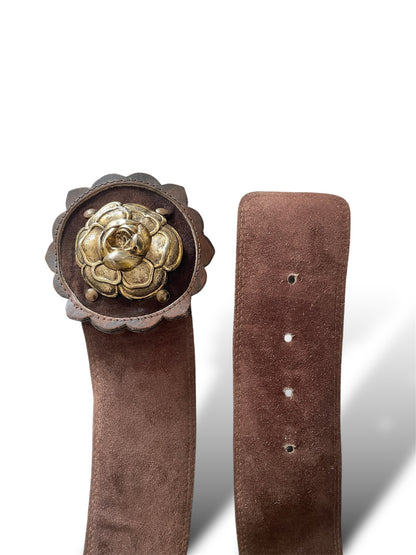 Ceinture en daim marron avec fleur en relief