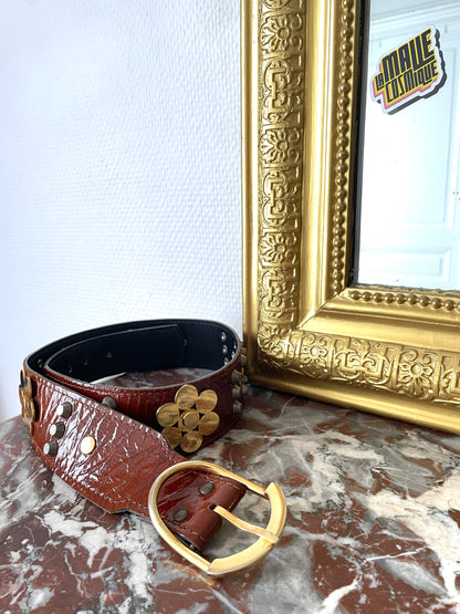 Ceinture marron verni à clous dorés et argentés