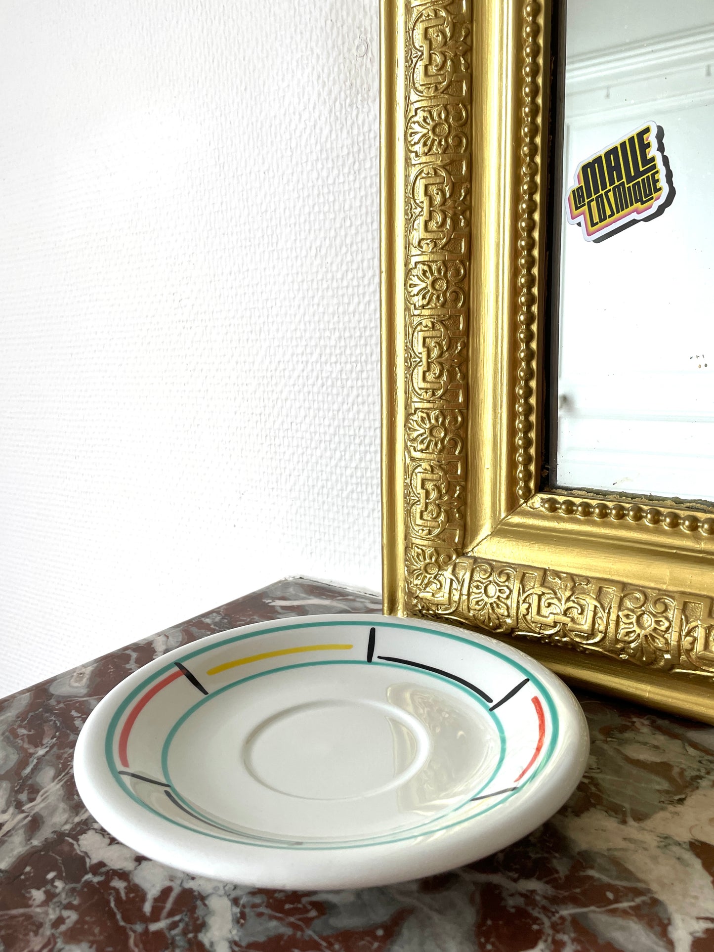Soucoupe au motif géométrique coloré
