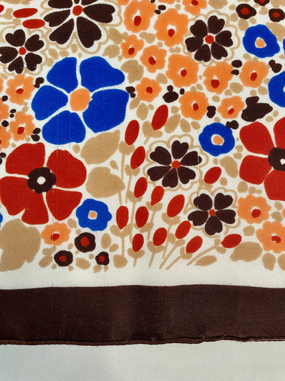 Petit foulard à fleurs