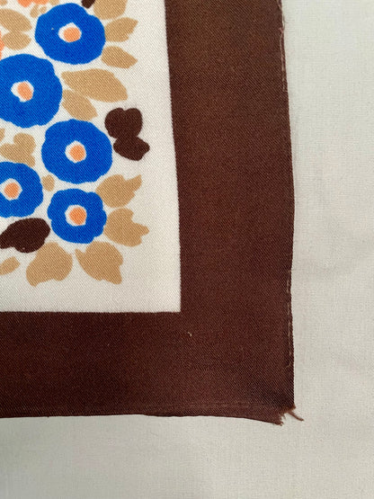 Petit foulard à fleurs