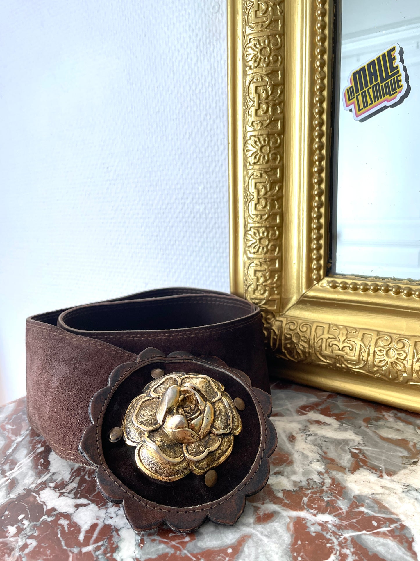Ceinture en daim marron avec fleur en relief