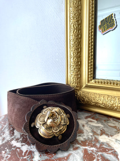 Ceinture en daim marron avec fleur en relief