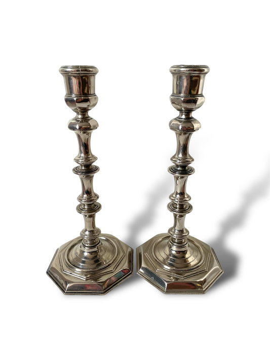 Paire de chandeliers en métal argenté