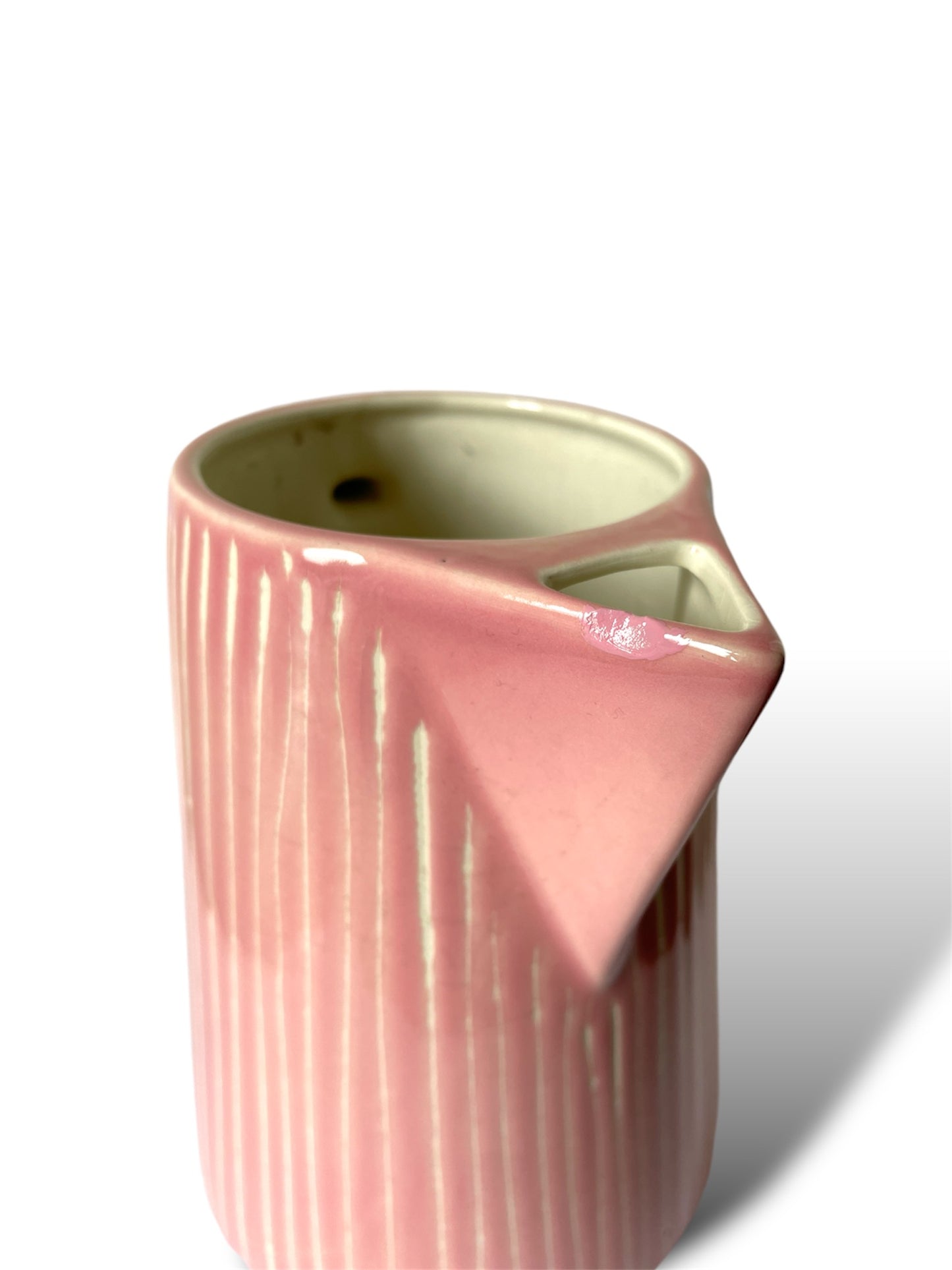 Pichet en céramique rose rayé