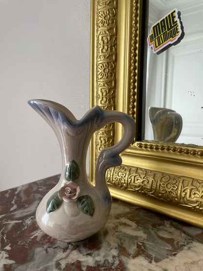 Petit pichet avec rose en relief irisé