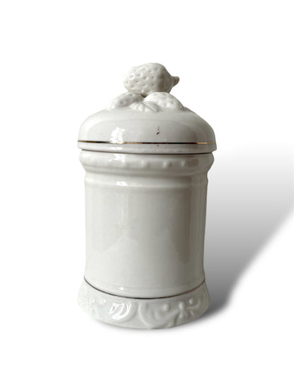Pot blanc avec fraises en relief