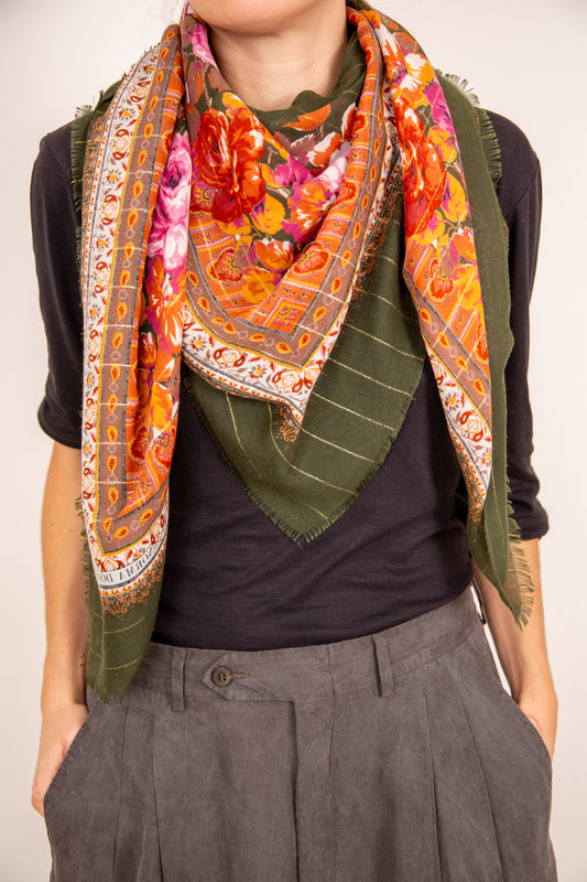 Foulard fleuri à rayures dorées