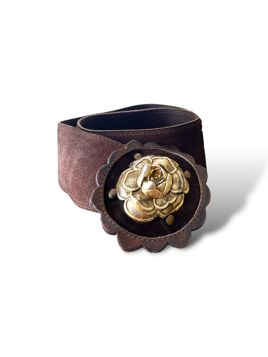 Ceinture en daim marron avec fleur en relief