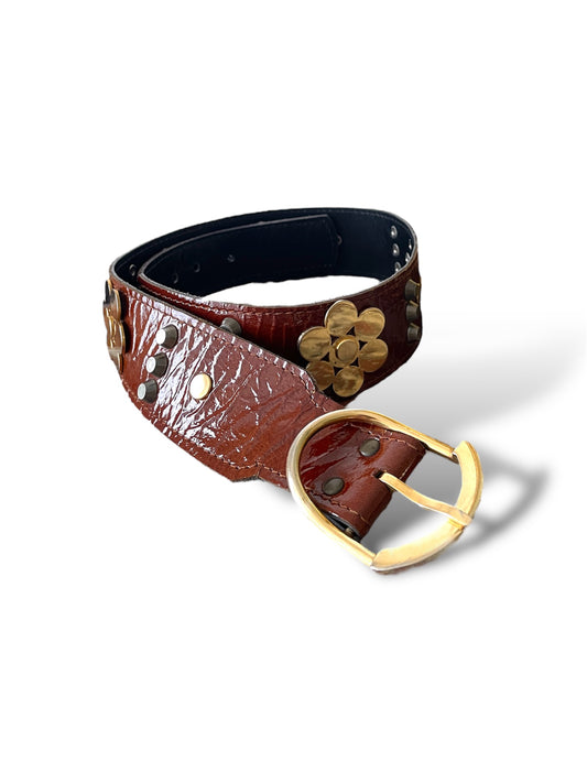 Ceinture marron verni à clous dorés et argentés
